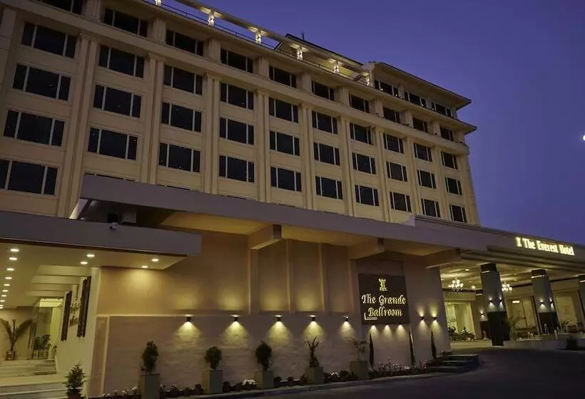 فندق The Everest