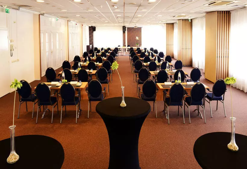 Отель Tulip Inn Leiderdorp