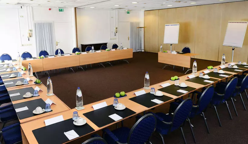 Отель Tulip Inn Leiderdorp