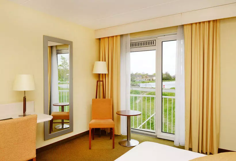 Отель Tulip Inn Leiderdorp