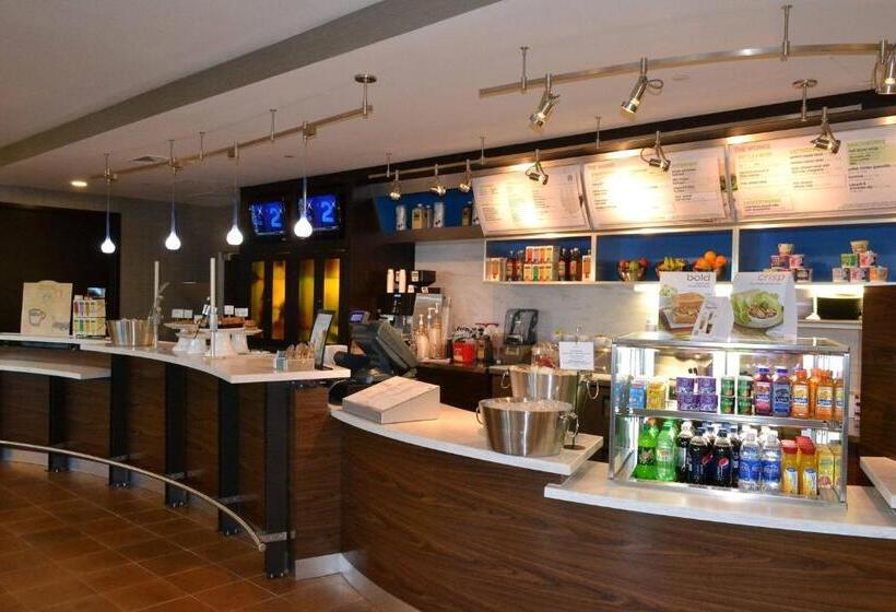 هتل Courtyard Cape Cod Hyannis