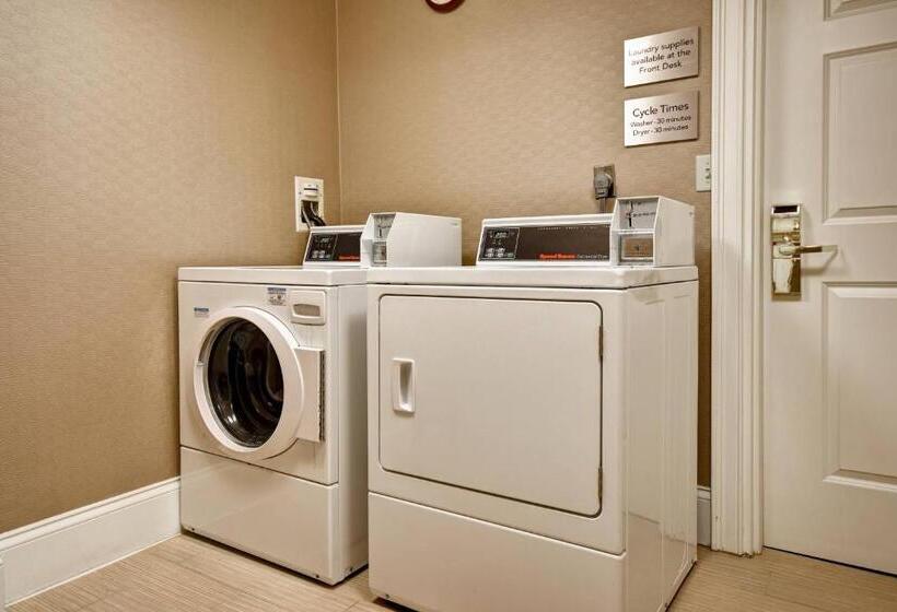 هتل Courtyard Cape Cod Hyannis