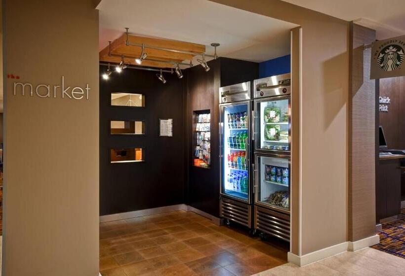 هتل Courtyard Cape Cod Hyannis