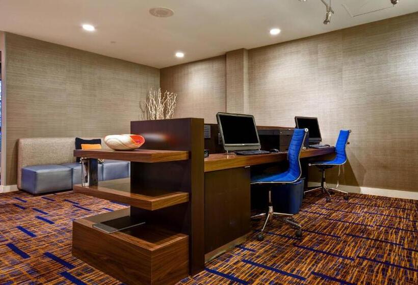 هتل Courtyard Cape Cod Hyannis