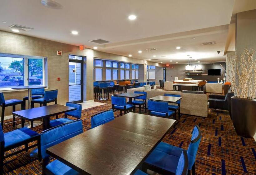 هتل Courtyard Cape Cod Hyannis