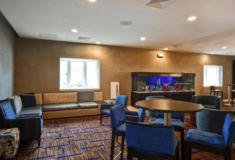 هتل Courtyard Cape Cod Hyannis