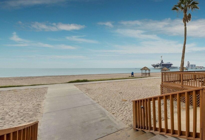 فندق Quality Inn & Suites On The Beach