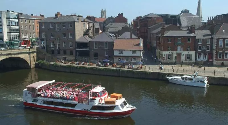 בית מלון כפרי The Queens