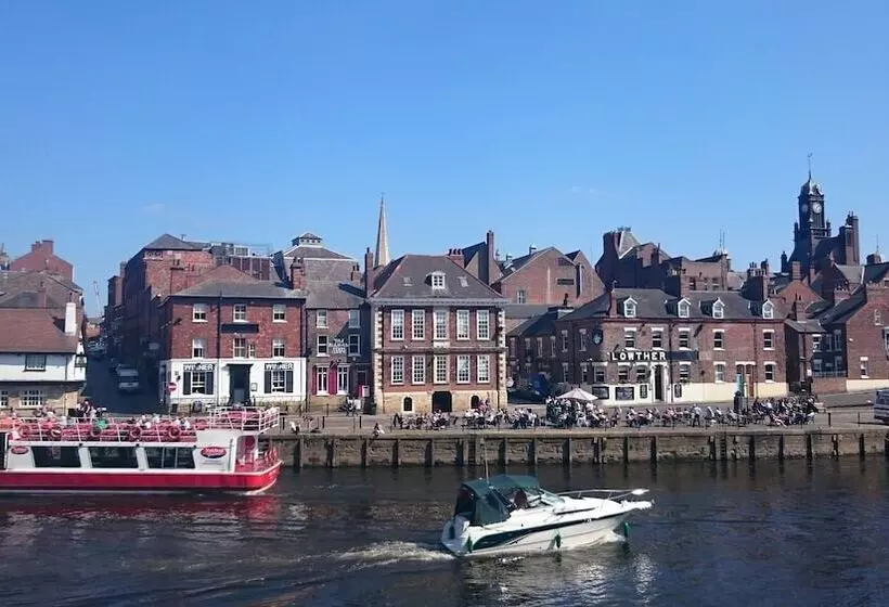 בית מלון כפרי The Queens