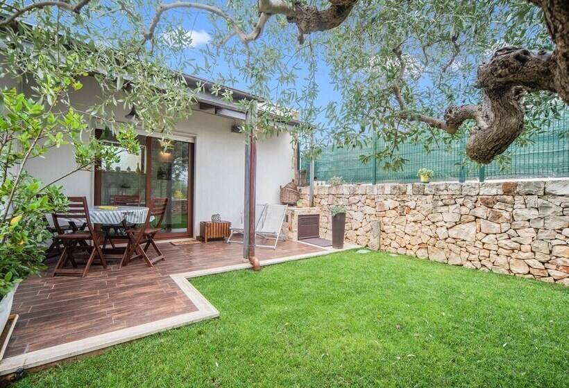 Cozy Cottage In Alberobello With Private Garden