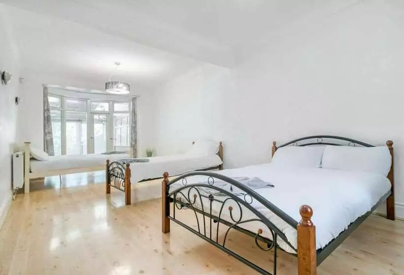 Hotelli East London House