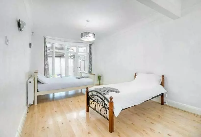 Hotelli East London House