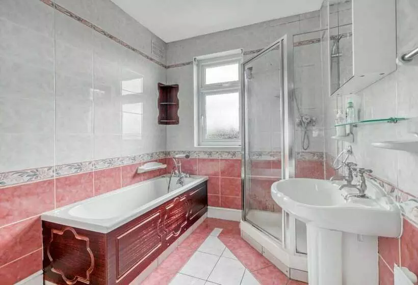 Hotelli East London House