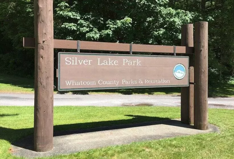 83mf   Lakeside   Hot Tub   Wifi   Bbq   Dock   Sleeps 4 No Pets