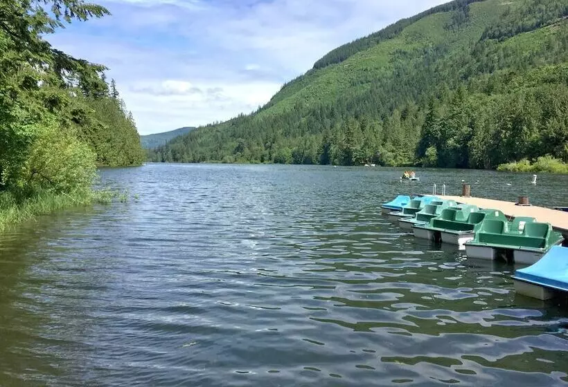 83mf   Lakeside   Hot Tub   Wifi   Bbq   Dock   Sleeps 4 No Pets