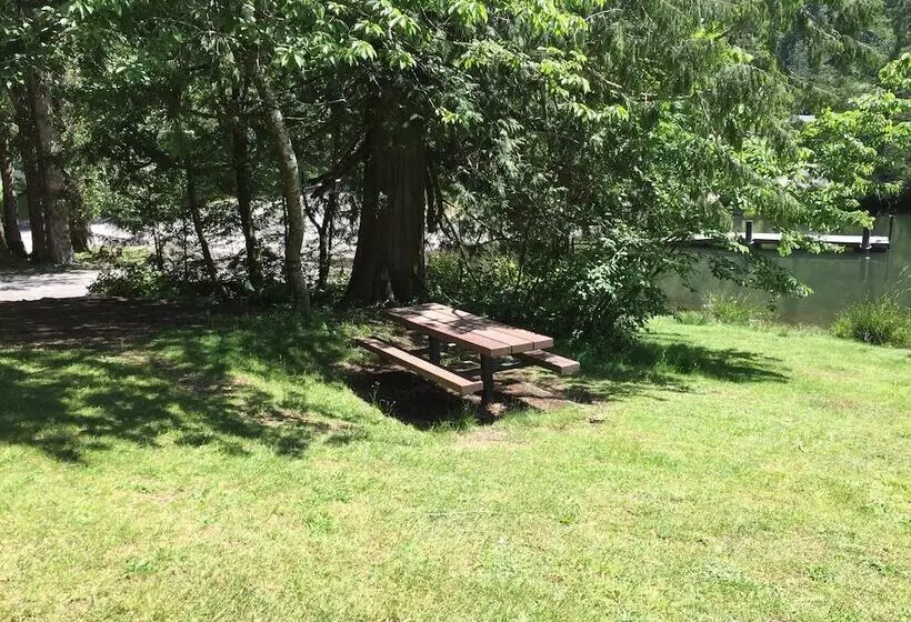 83mf   Lakeside   Hot Tub   Wifi   Bbq   Dock   Sleeps 4 No Pets