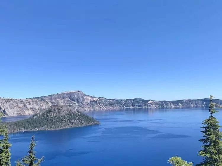Crater Lake Resort
