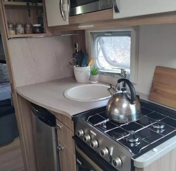 Aamiaismajoitus (B&B) Caravan Glamping Accommodation