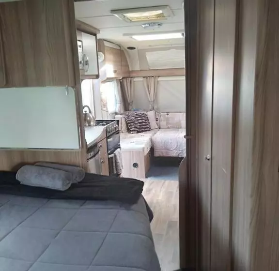 Aamiaismajoitus (B&B) Caravan Glamping Accommodation