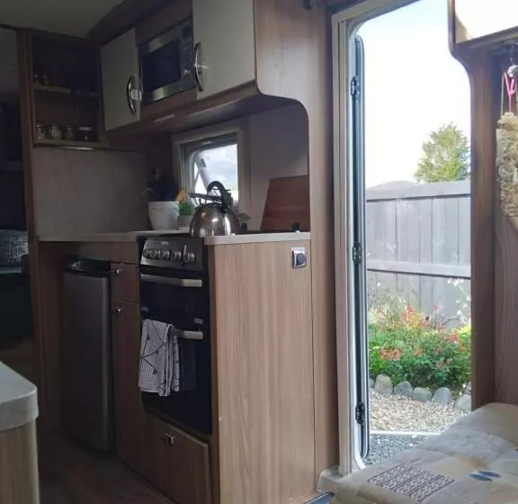 Aamiaismajoitus (B&B) Caravan Glamping Accommodation