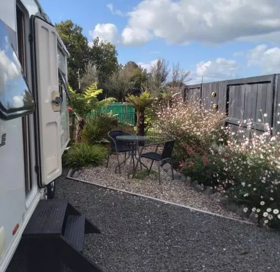 Aamiaismajoitus (B&B) Caravan Glamping Accommodation
