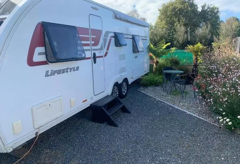 Aamiaismajoitus (B&B) Caravan Glamping Accommodation