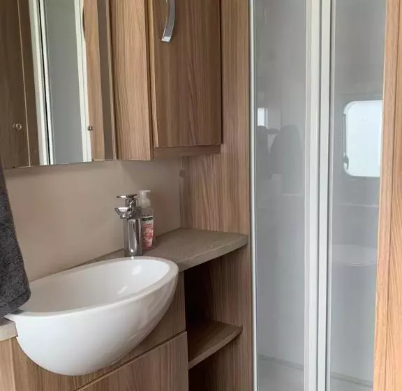 Aamiaismajoitus (B&B) Caravan Glamping Accommodation