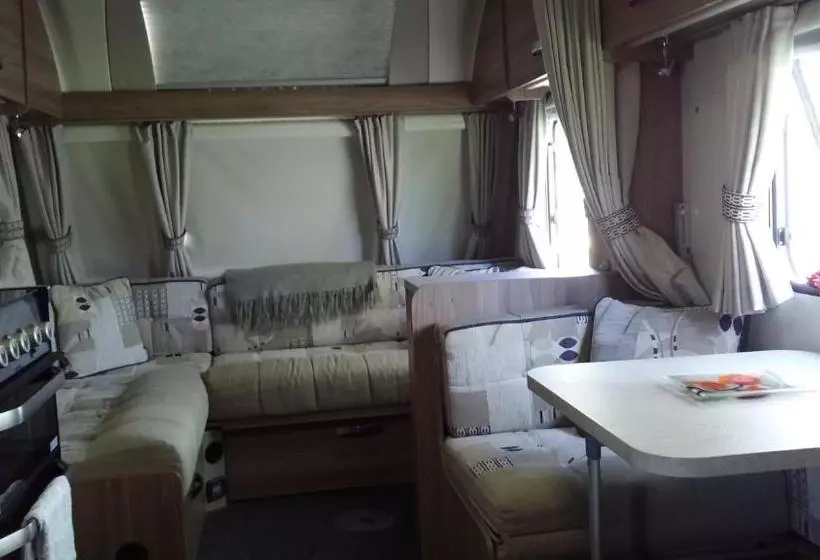 Aamiaismajoitus (B&B) Caravan Glamping Accommodation