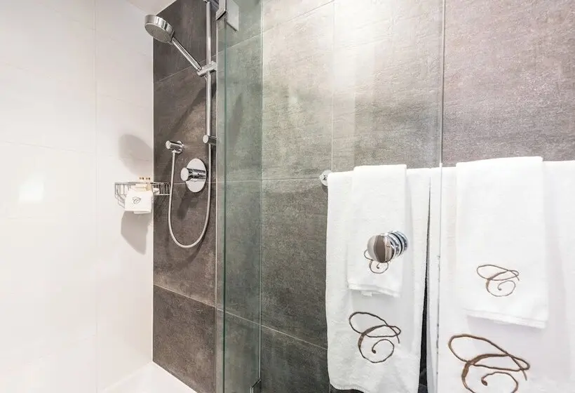 Carmana Hotel & Suites