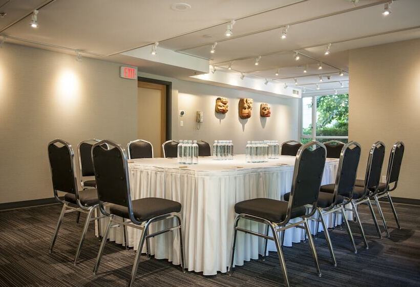 Carmana Hotel & Suites