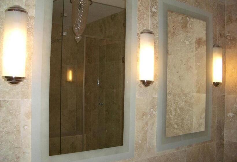 בית מלון כפרי Colona Castle