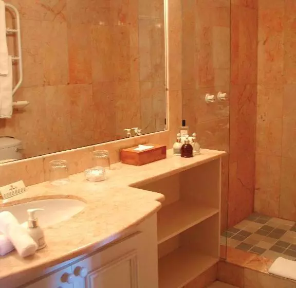 בית מלון כפרי Colona Castle