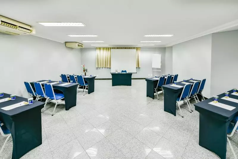 בית מלון כפרי Plaza Inn Executive