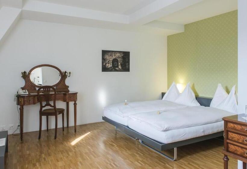 Otel Schloss Münchenwiler