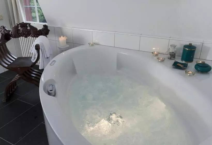 Отель Schloss Münchenwiler