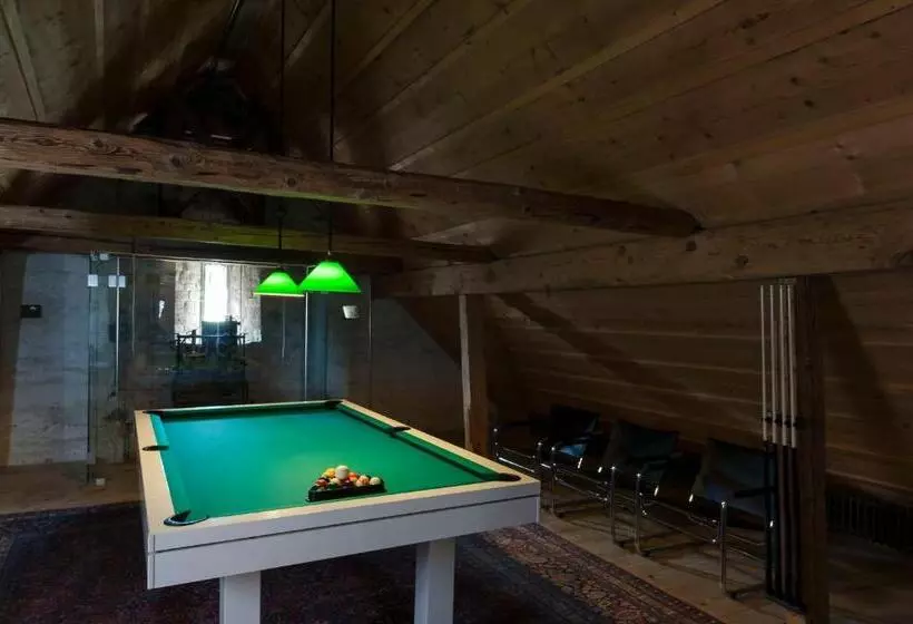 Отель Schloss Münchenwiler