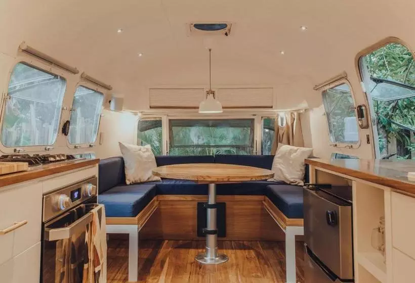 Retkeilymaja Airstream By The Sea