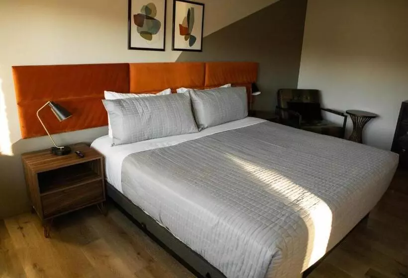 Hotelli 4411 Inn & Suites