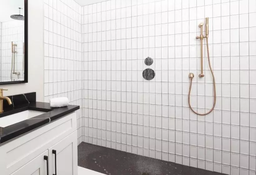 Hotelli 4411 Inn & Suites