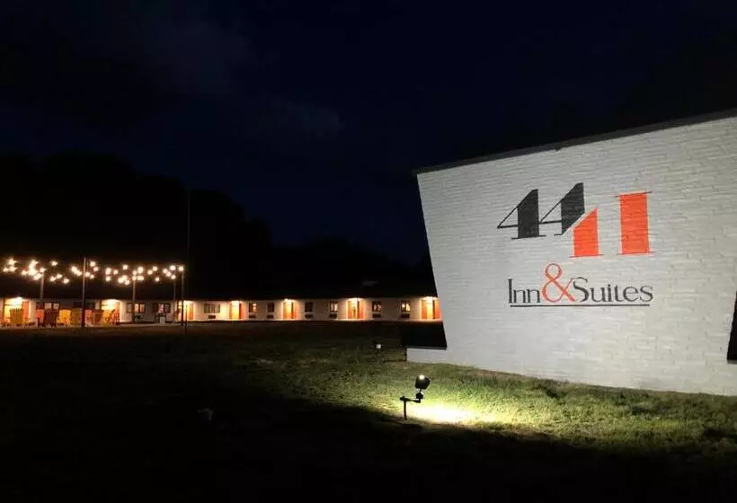Hotelli 4411 Inn & Suites