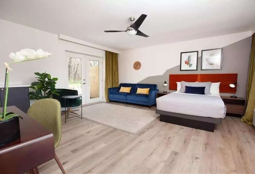 Hotelli 4411 Inn & Suites