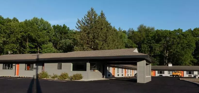 Hotelli 4411 Inn & Suites