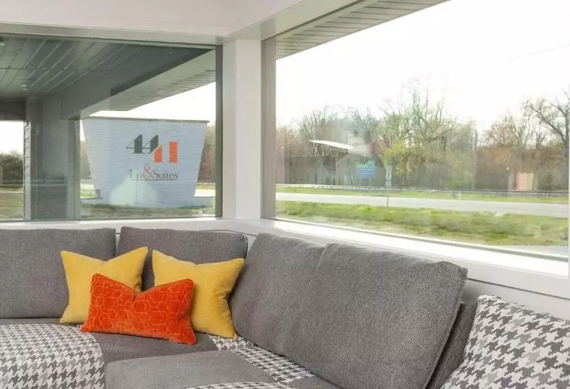 Hotelli 4411 Inn & Suites