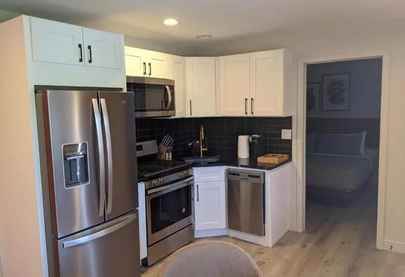 Hotelli 4411 Inn & Suites