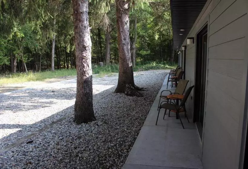 Hotelli 4411 Inn & Suites