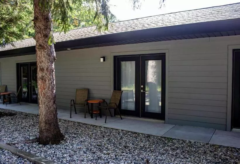 Hotelli 4411 Inn & Suites