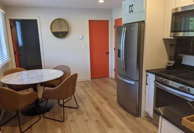 Hotelli 4411 Inn & Suites