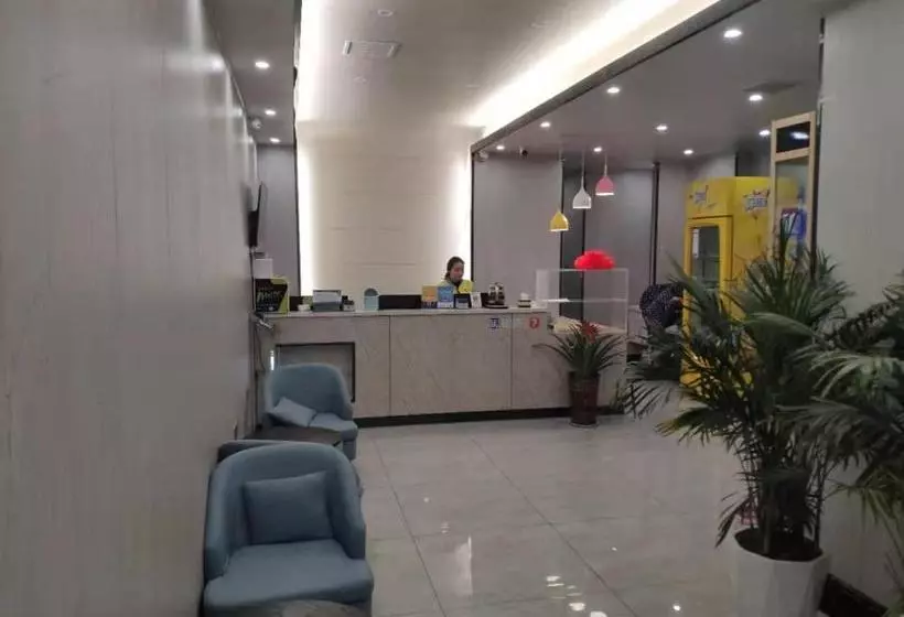 Hotelli 7days Inn Xinyang Railway Station Square Branch