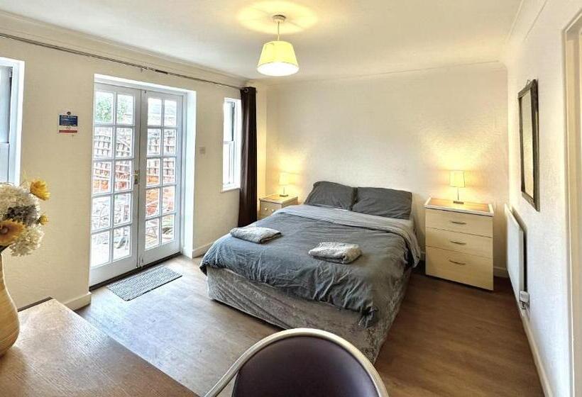 تختخواب و صبحانه Traveller S Choice Ipswich