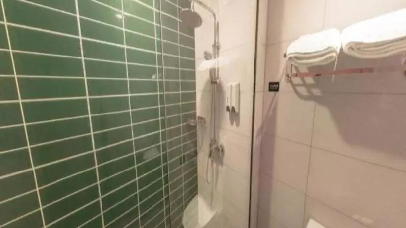 Hotelli Greentree Inn Yichun Mingyueshan Airport